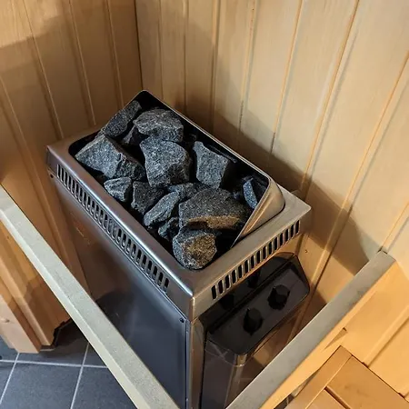With Sauna פארנו